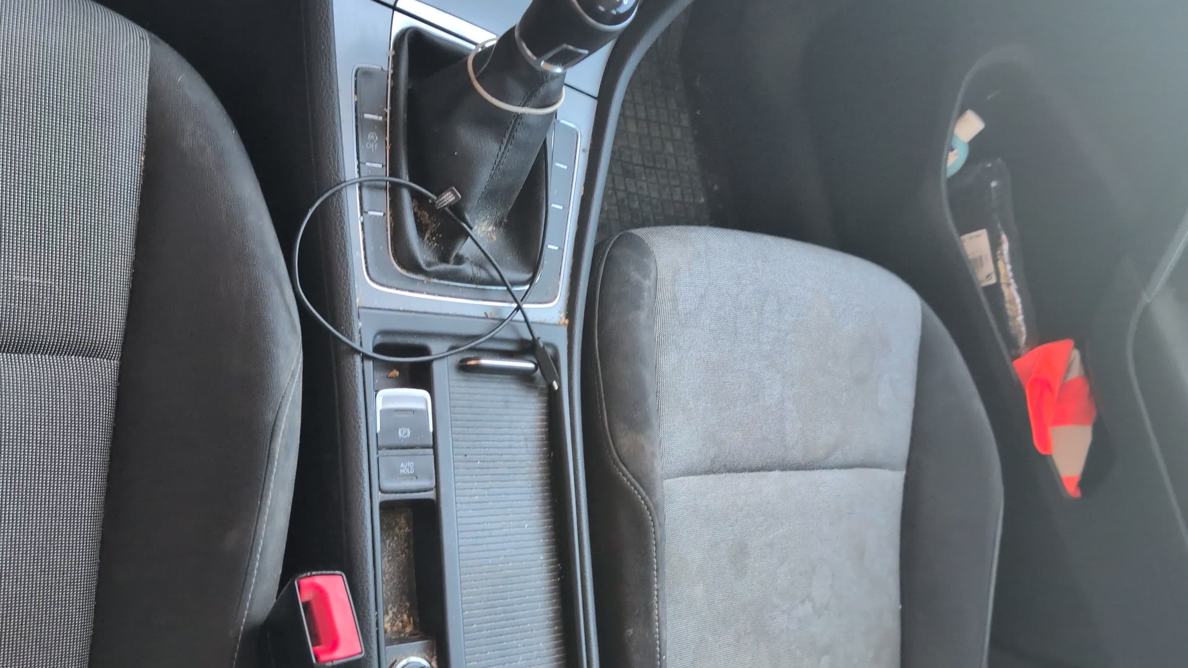 Verschmutztes Cockpit vor der Aufbereitung